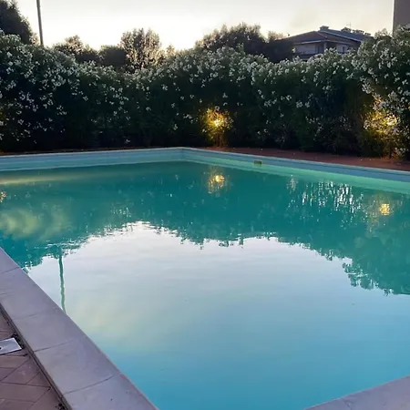 Airport-GARDEN-Shuttle till night-pool-AIRCOND-Wifi-parking free-Wash machine Lägenhet *
